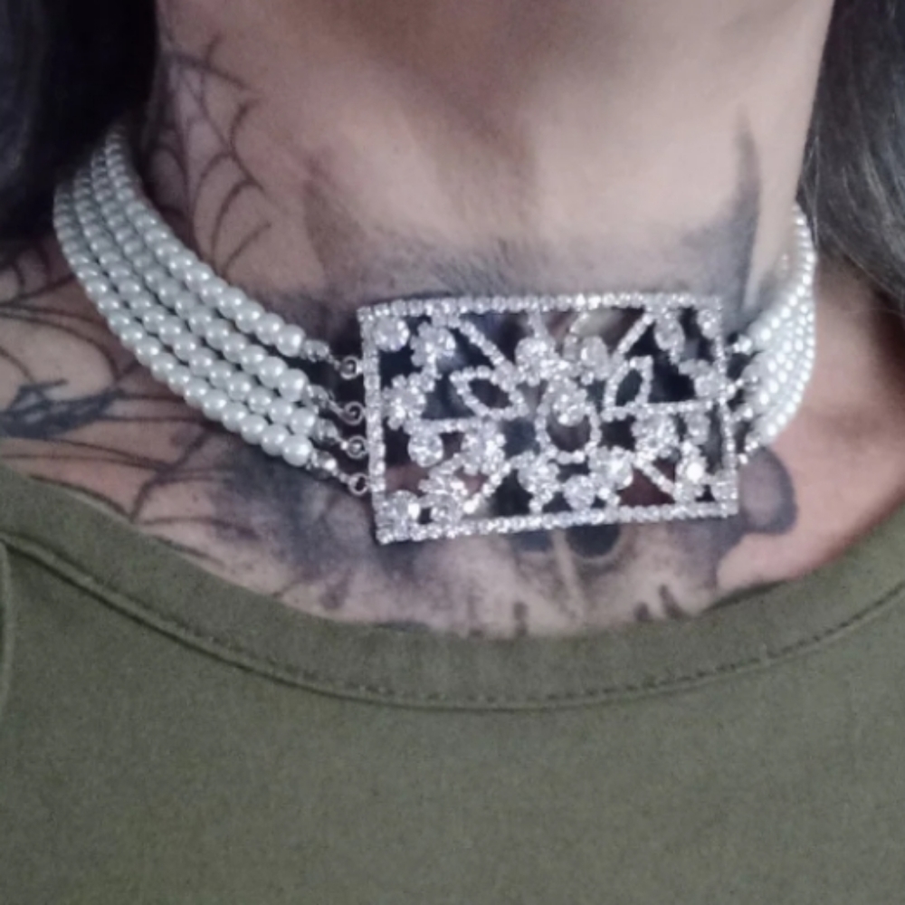 Stunning formal rhinestone necklace.
